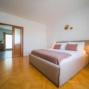 Laura Apartment